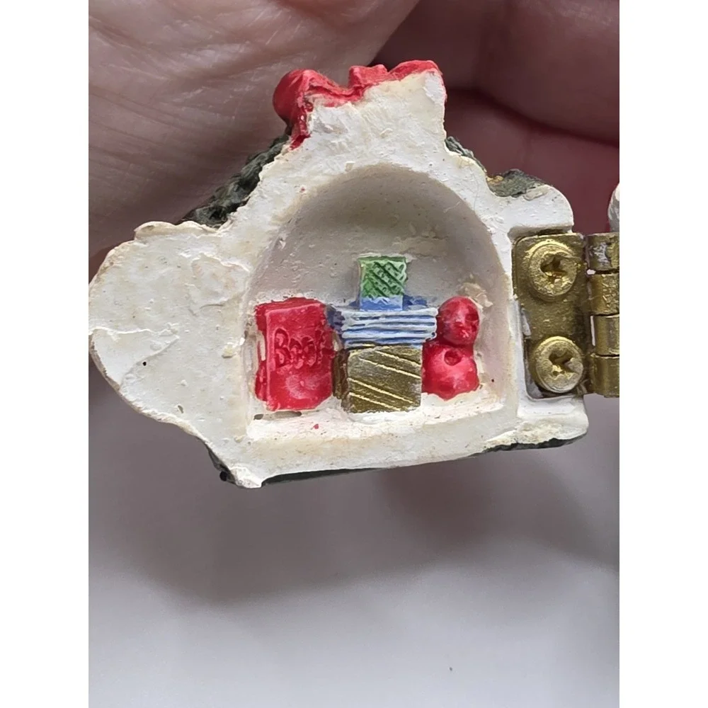 Santa Resin FIGURINE WITH wreath